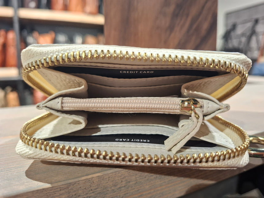 DSTRCT Wallet Floater Field